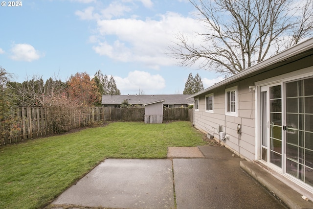 view of yard featuring a patio area