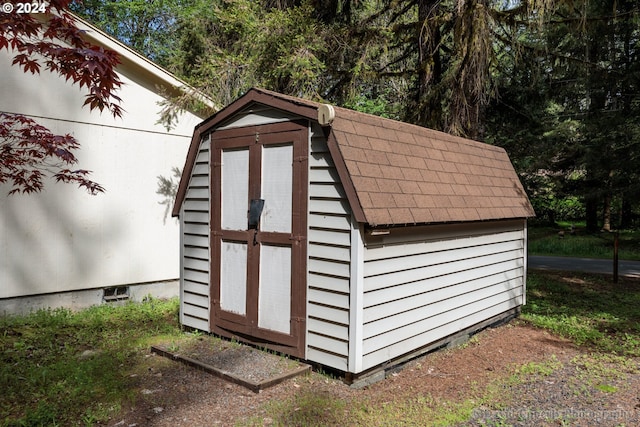 view of outbuilding