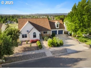 view of front of home featuring a garage and driveway