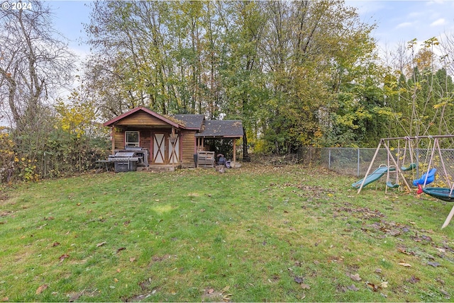 view of yard featuring an outdoor structure