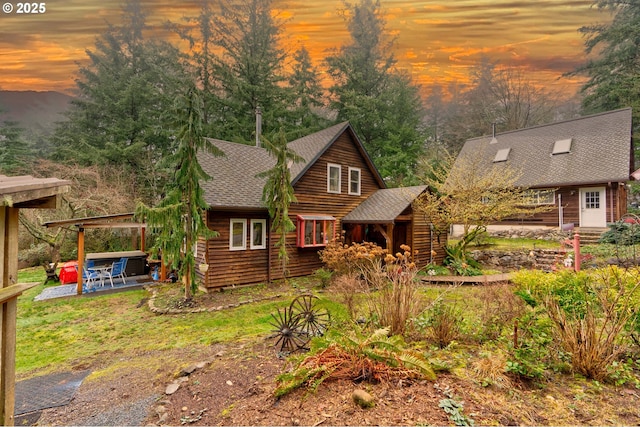 view of front of home featuring a jacuzzi