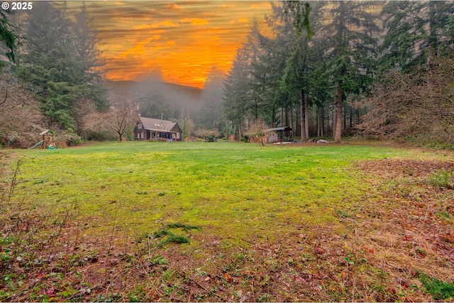 view of yard at dusk