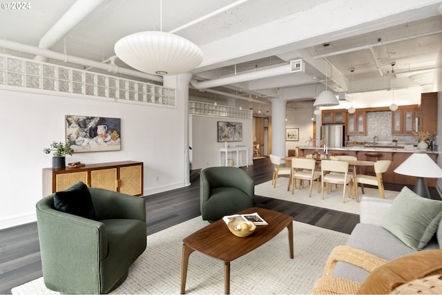 living room featuring dark wood-type flooring, baseboards, and visible vents