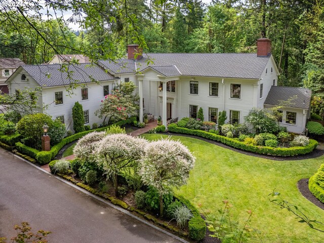 view of front of property with a front yard