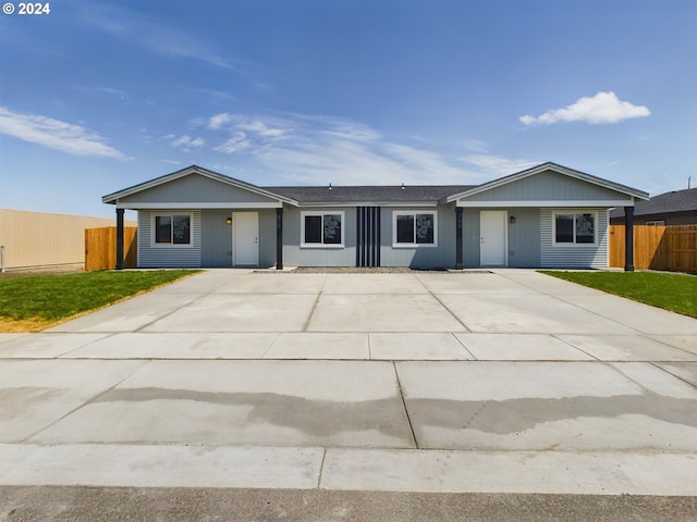 view of front of property featuring a front lawn