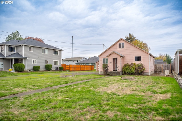 view of front of home featuring a front lawn