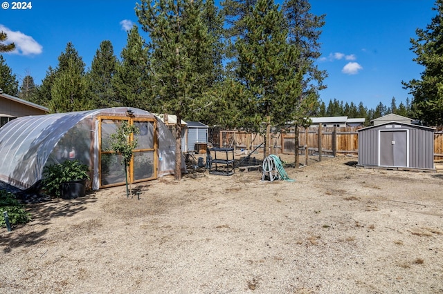 view of yard featuring an outdoor structure