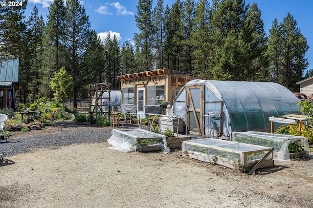 view of yard with an outbuilding