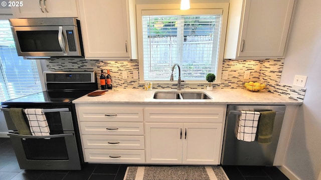 1400 W 40th St, Eugene, OR 97405 - kitchen with appliances with stainless steel finishes, a sink, dark tile patterned floors, and decorative backsplash