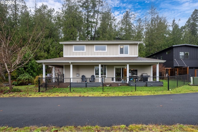 view of front facade featuring a front lawn and a porch