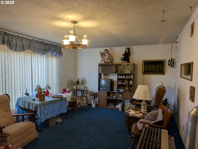 carpeted living room with a notable chandelier and a textured ceiling