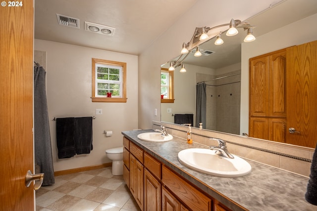 bathroom with a shower with curtain, vanity, and toilet