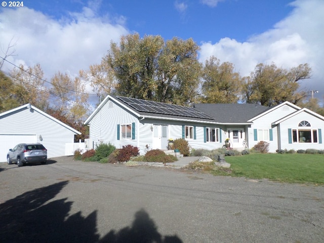 ranch-style house featuring a front yard