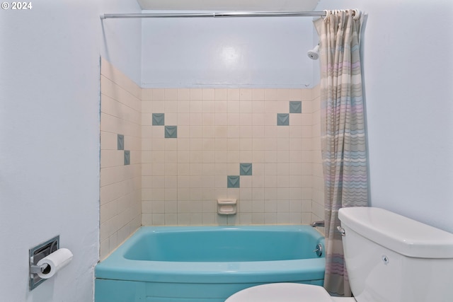 bathroom featuring toilet and shower / tub combo