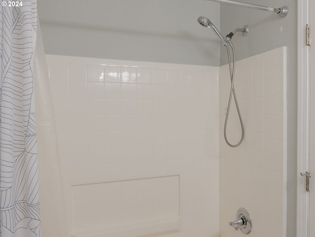 bathroom with shower / bath combo