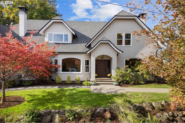 view of front of property featuring a front yard