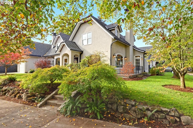 view of front of property featuring a front yard