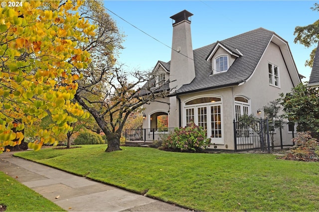 view of front facade with a front lawn