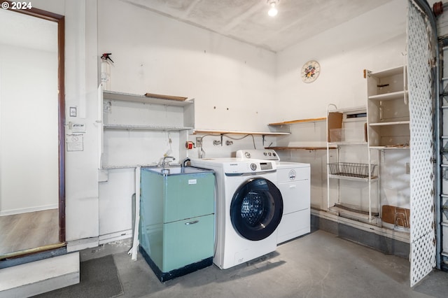 washroom featuring washer and clothes dryer