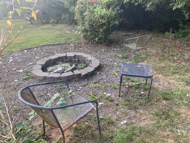 view of yard featuring a fire pit