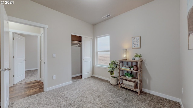 sitting room featuring carpet floors, visible vents, and baseboards