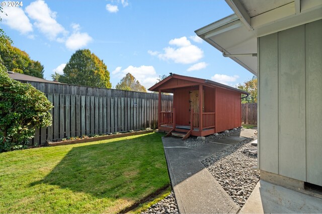 view of yard featuring a storage shed