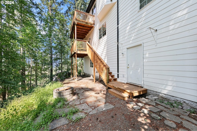 view of patio with an outdoor fire pit