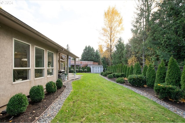 view of yard featuring a storage shed