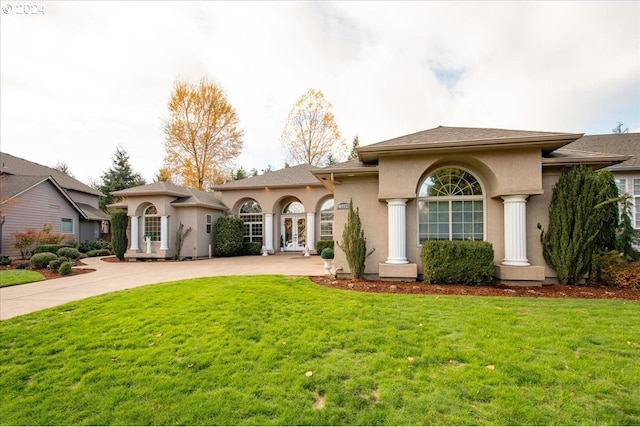 view of front of home featuring a front lawn