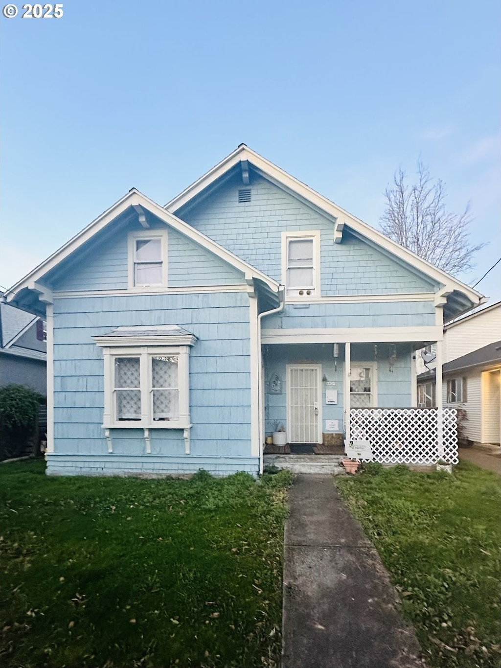 view of front of property featuring covered porch and a front yard