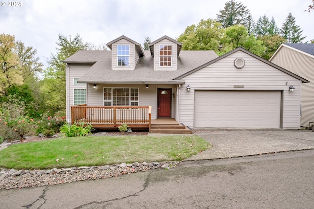 view of front facade featuring a front lawn and a garage