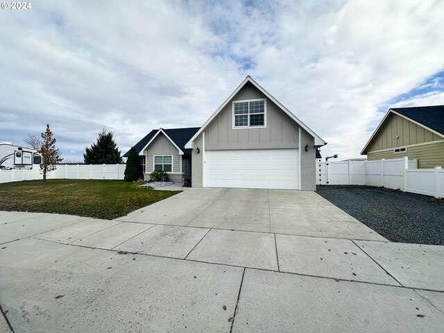 view of front of house with a front lawn