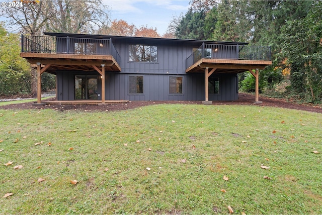 view of front of property featuring a front yard and a wooden deck