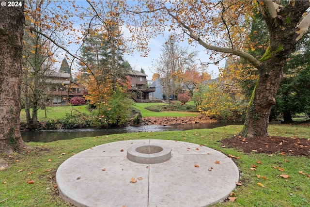 view of yard featuring a water view