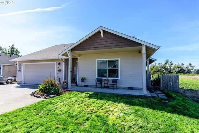 view of front of home featuring a front lawn and a garage