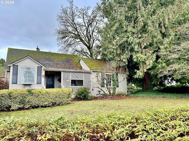 view of front of home featuring a front lawn