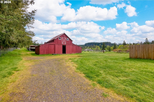 view of yard featuring an outbuilding