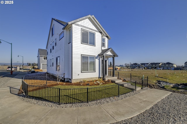 view of front facade featuring a front yard