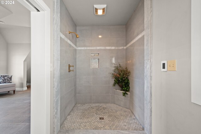 bathroom featuring a tile shower