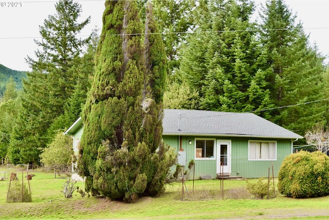 view of front of property featuring a front yard