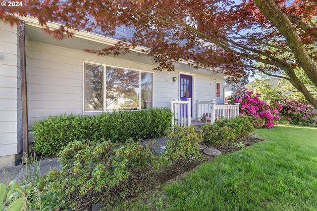 view of front of home with a front lawn