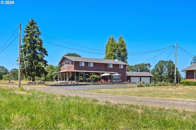 view of front of home featuring a detached garage