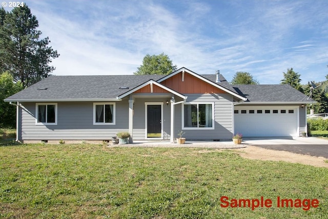 view of front of property featuring a front lawn and a garage