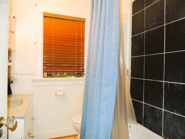 bathroom featuring a shower with shower curtain, vanity, and toilet