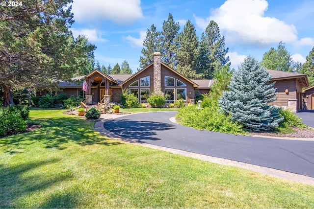 view of front of property with a front lawn