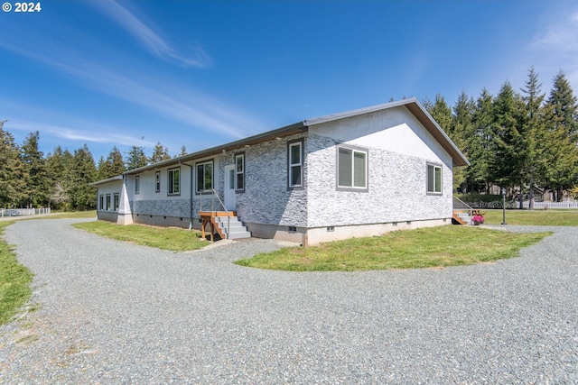 view of front of property with a front yard