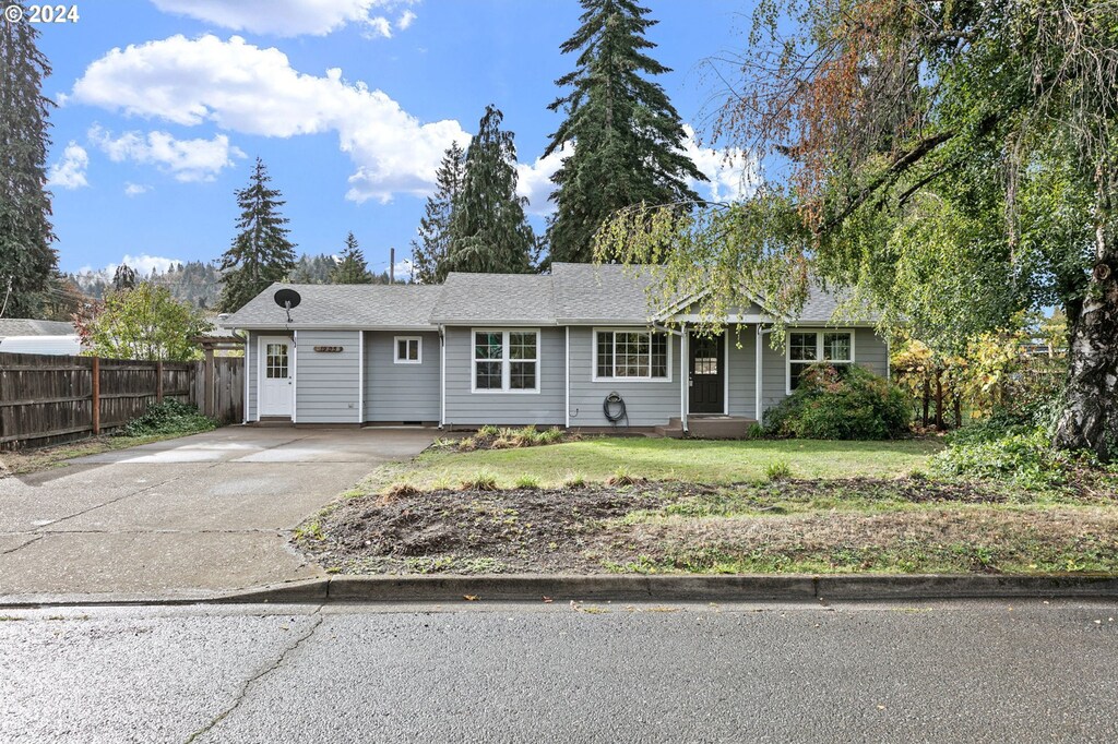 ranch-style house with a front yard