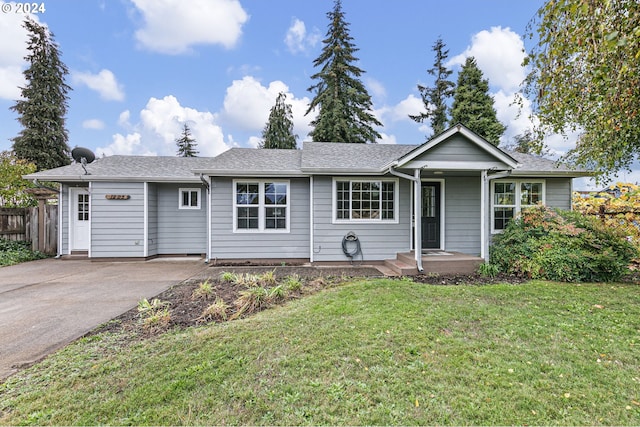 ranch-style home featuring a front lawn