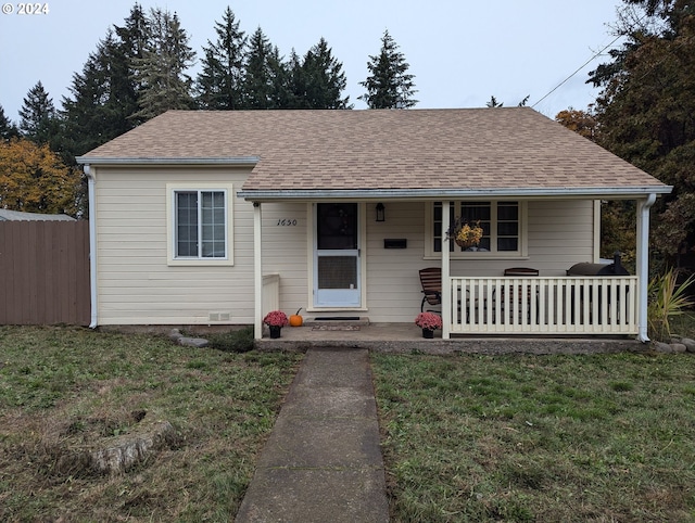 view of front of house featuring a front lawn and covered porch