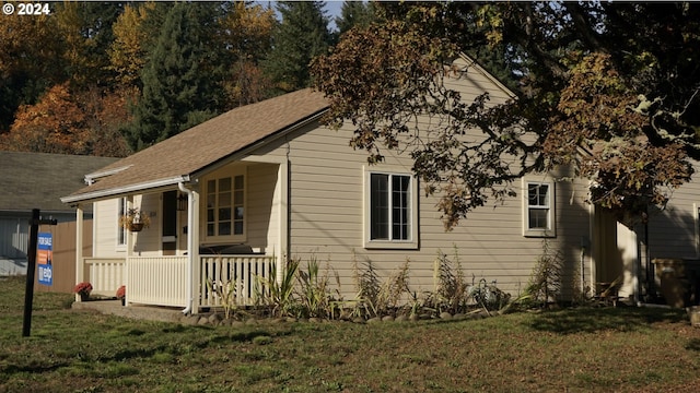 view of front facade with a porch and a front lawn